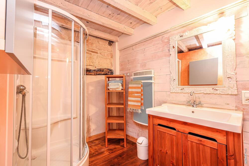 Photo of Bathroom in Castelnau-de-Montmiral