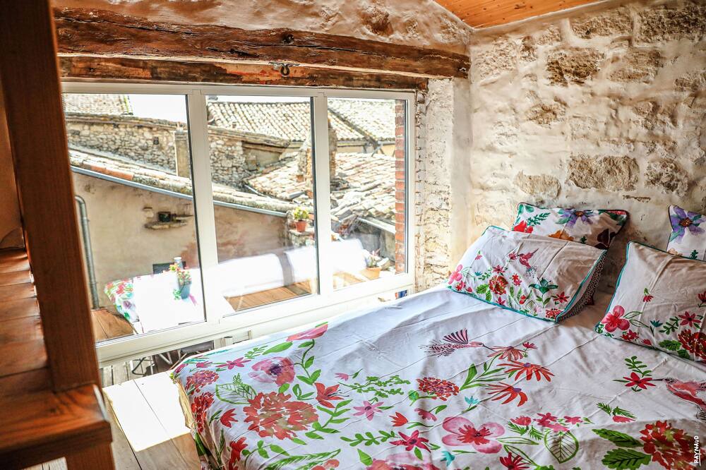Photo of Bedroom in Castelnau-de-Montmiral