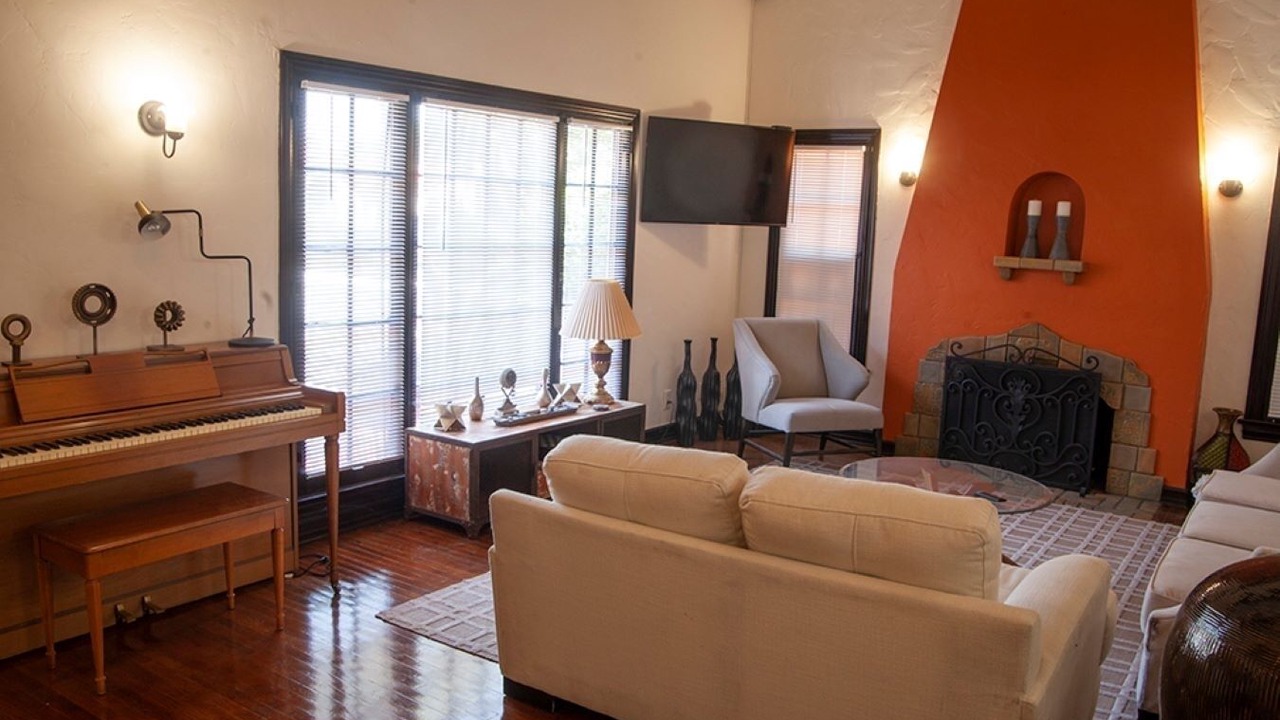 Photo of Livingroom in Tarzana