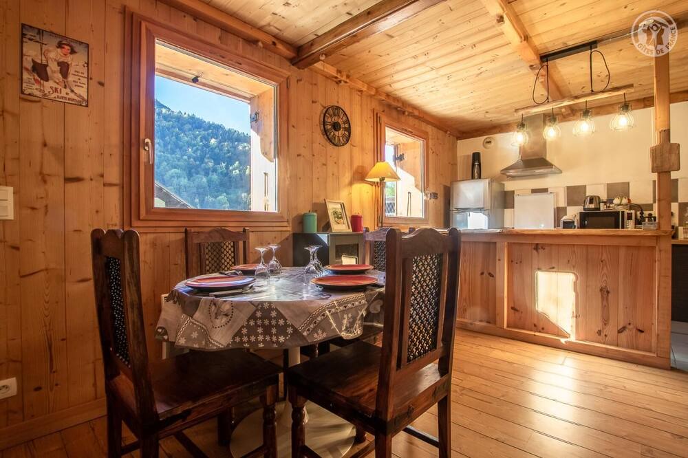 Photo of Others in Queige