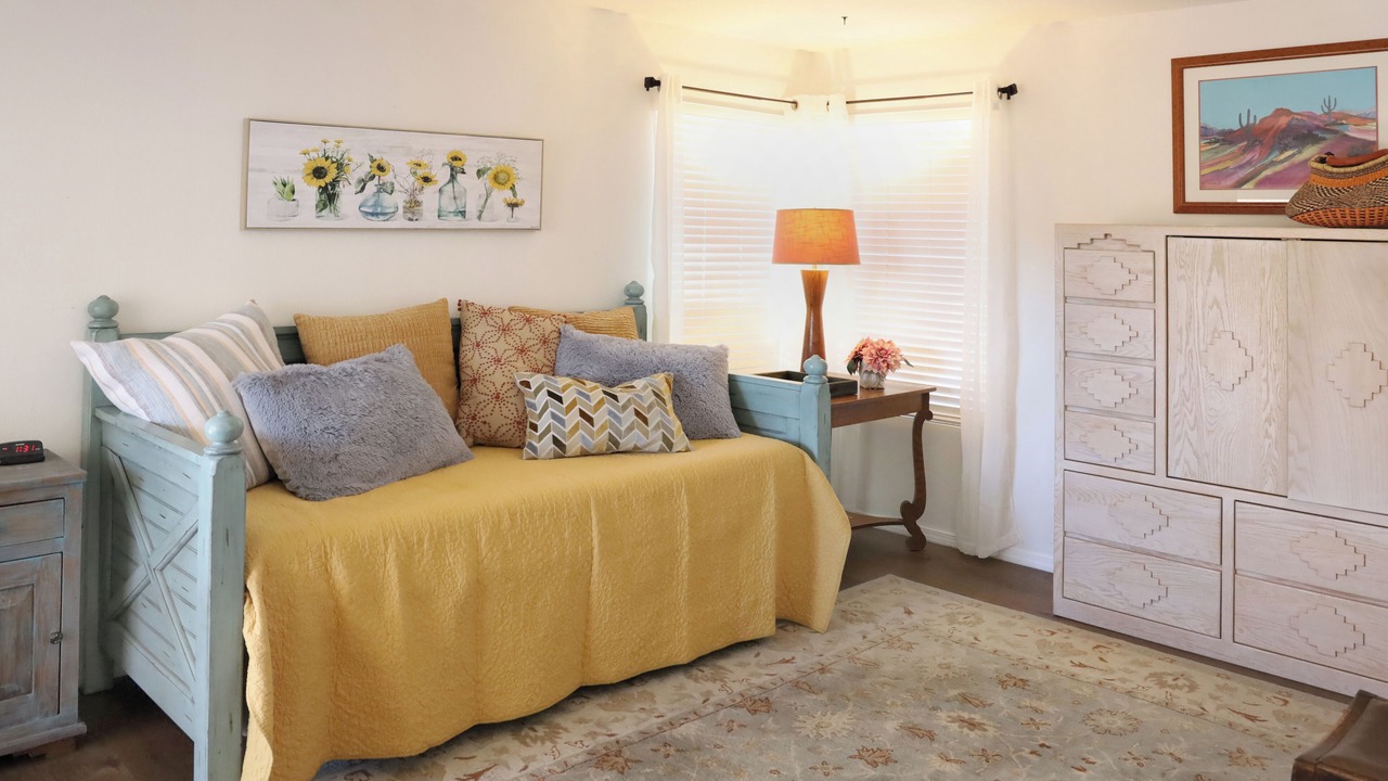 Photo of Livingroom in Near North Valley