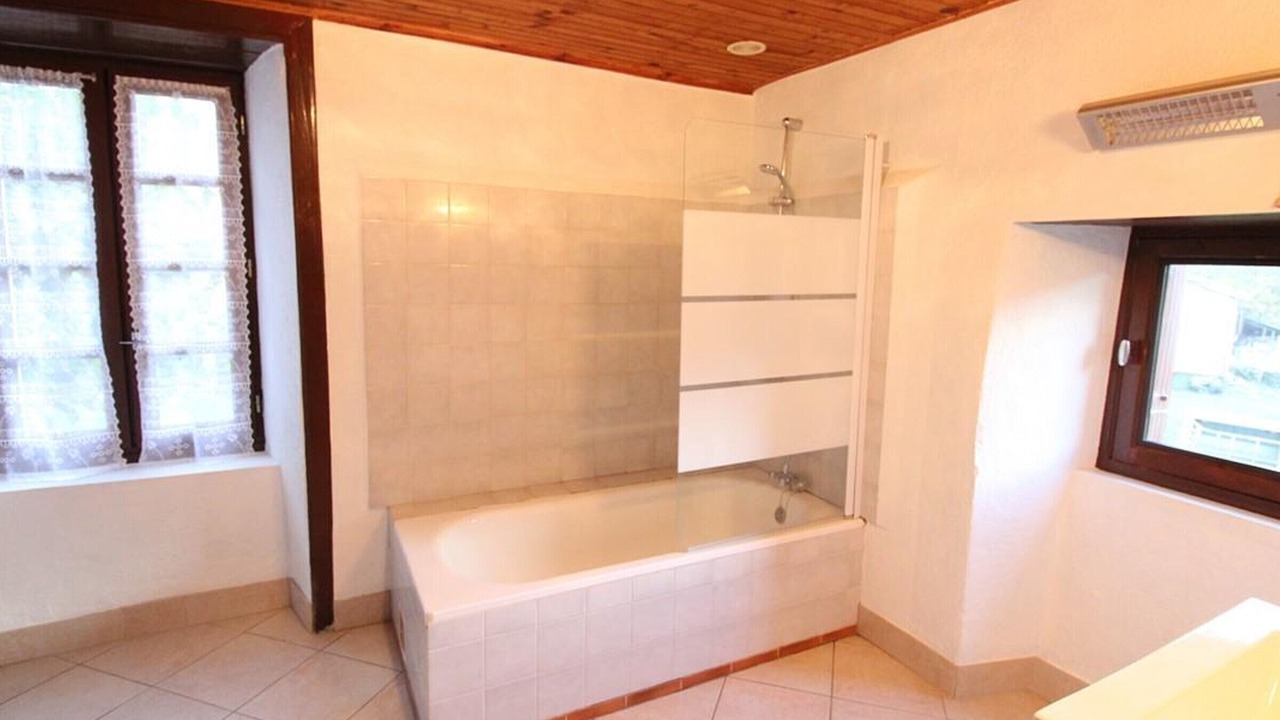 Photo of Bathroom in Leynhac