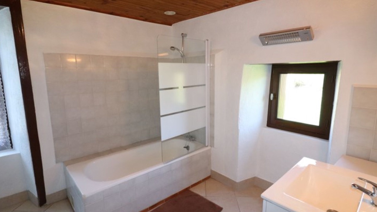 Photo of Bathroom in Leynhac