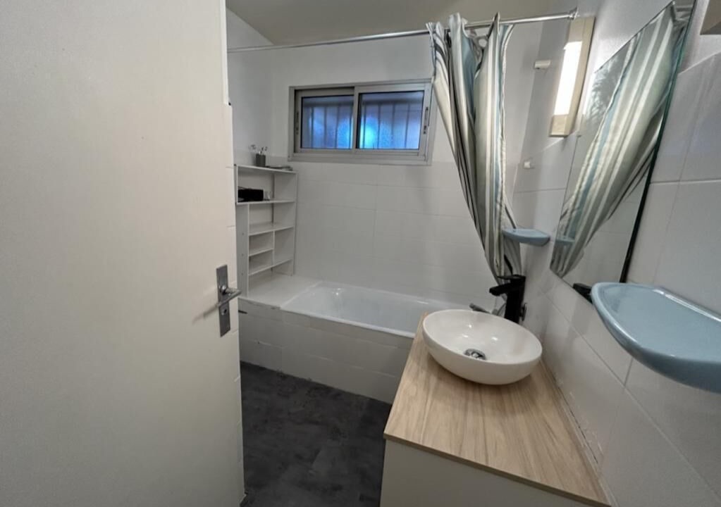 Photo of Bathroom in Hopitaux-Facultes