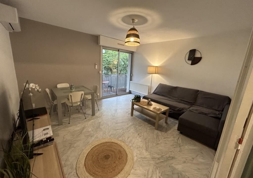 Photo of Livingroom in Hopitaux-Facultes