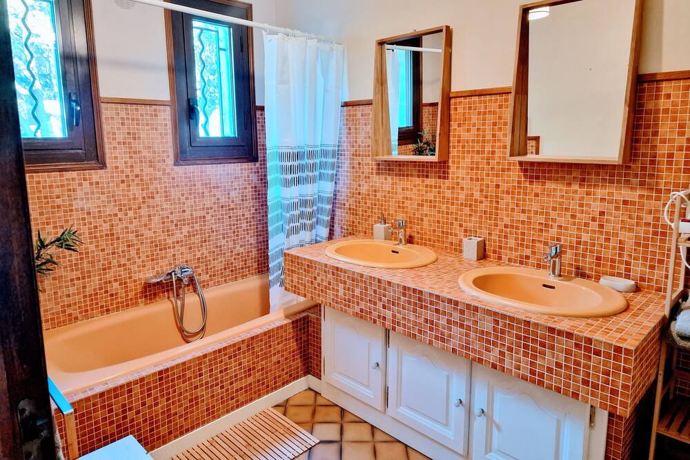 Photo of Bathroom in Saint-Mathieu-de-Treviers