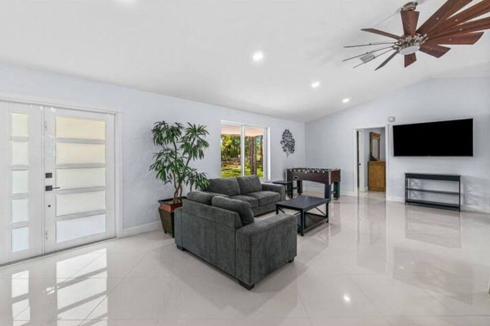 Photo of Livingroom in Hunt Club