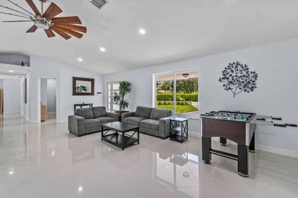 Photo of Livingroom in Hunt Club
