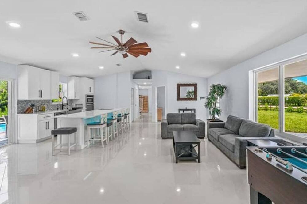 Photo of Livingroom in Hunt Club