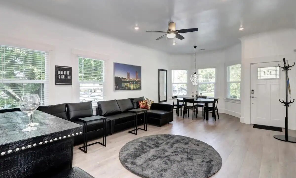 Photo of Livingroom in North Oak Park
