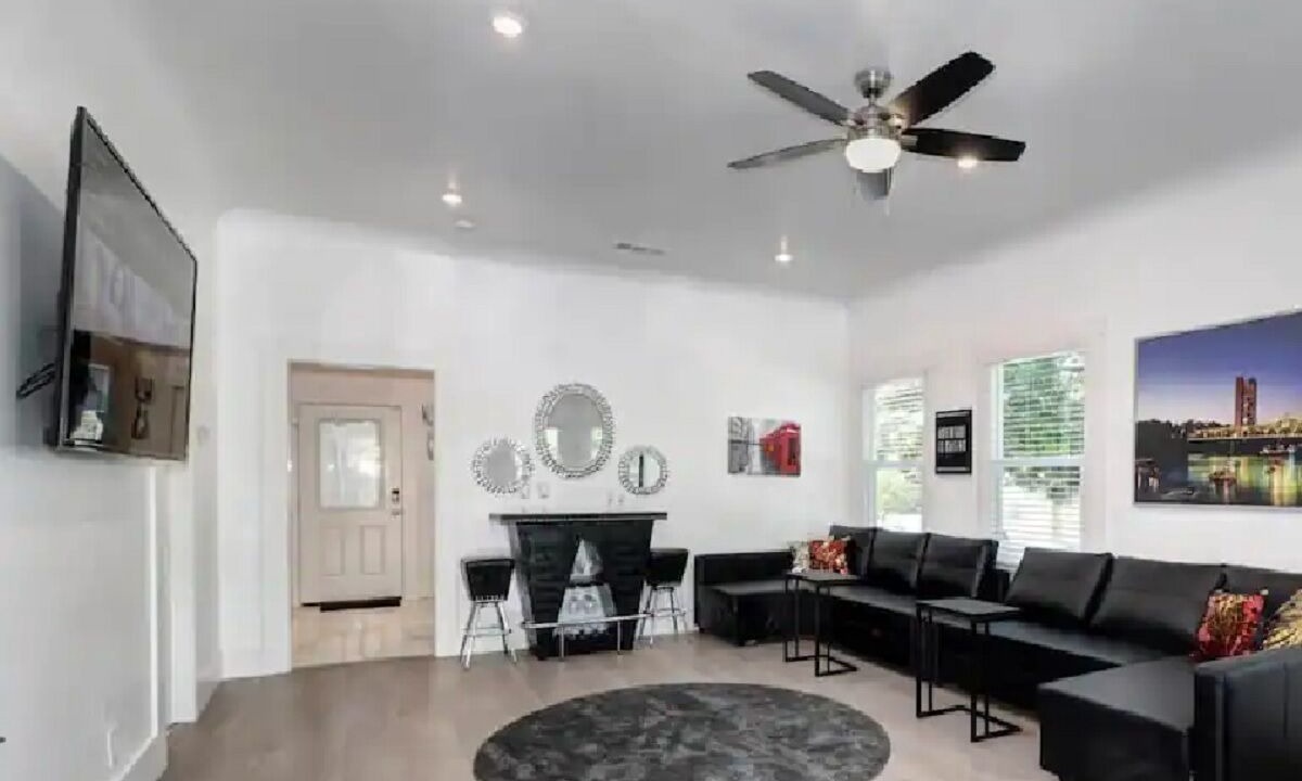 Photo of Livingroom in North Oak Park