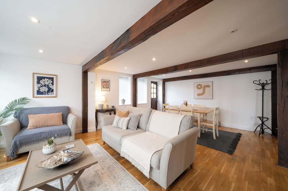 Photo of Livingroom in Five Oak Green