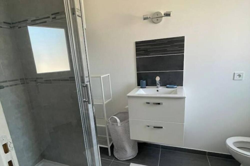 Photo of Bathroom in Saint-Etienne-du-Rouvray
