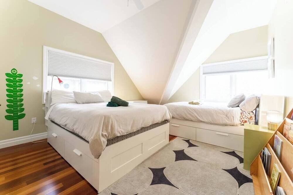Photo of Bedroom in Alcona