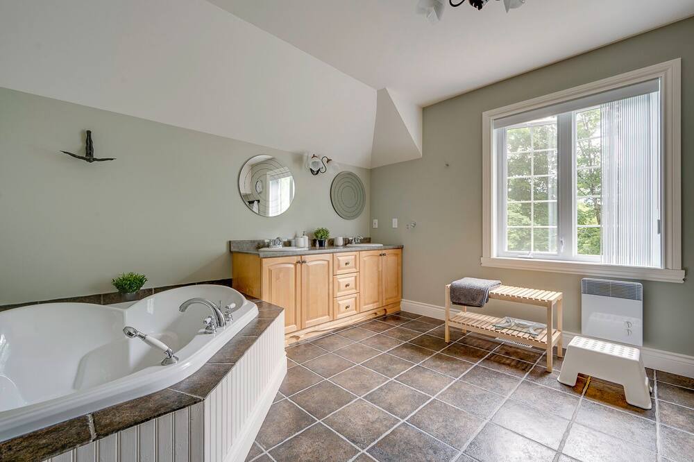Photo of Bathroom in Lac-des-Seize-Iles