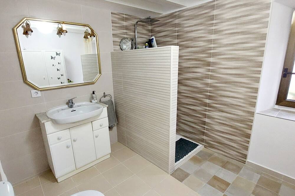 Photo of Bathroom in Rodellar