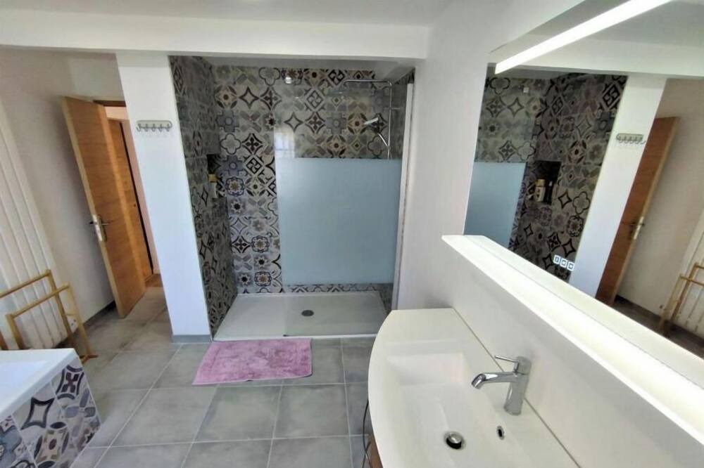 Photo of Bathroom in Saint-Martin-du-Littoral