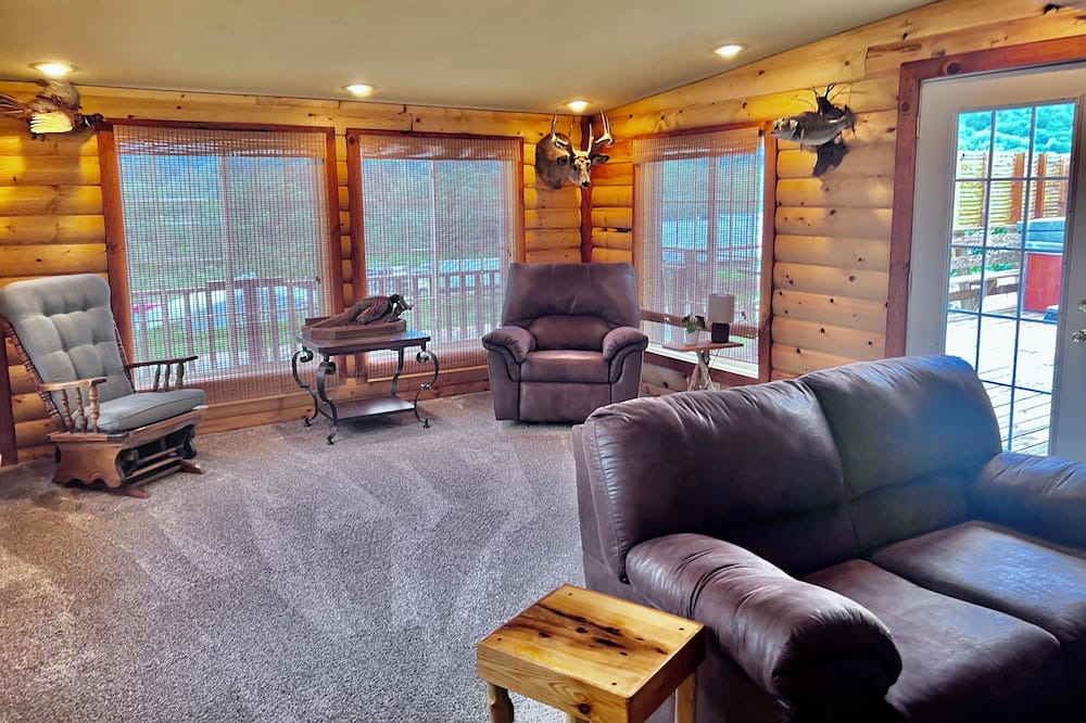 Photo of Livingroom in Lansing