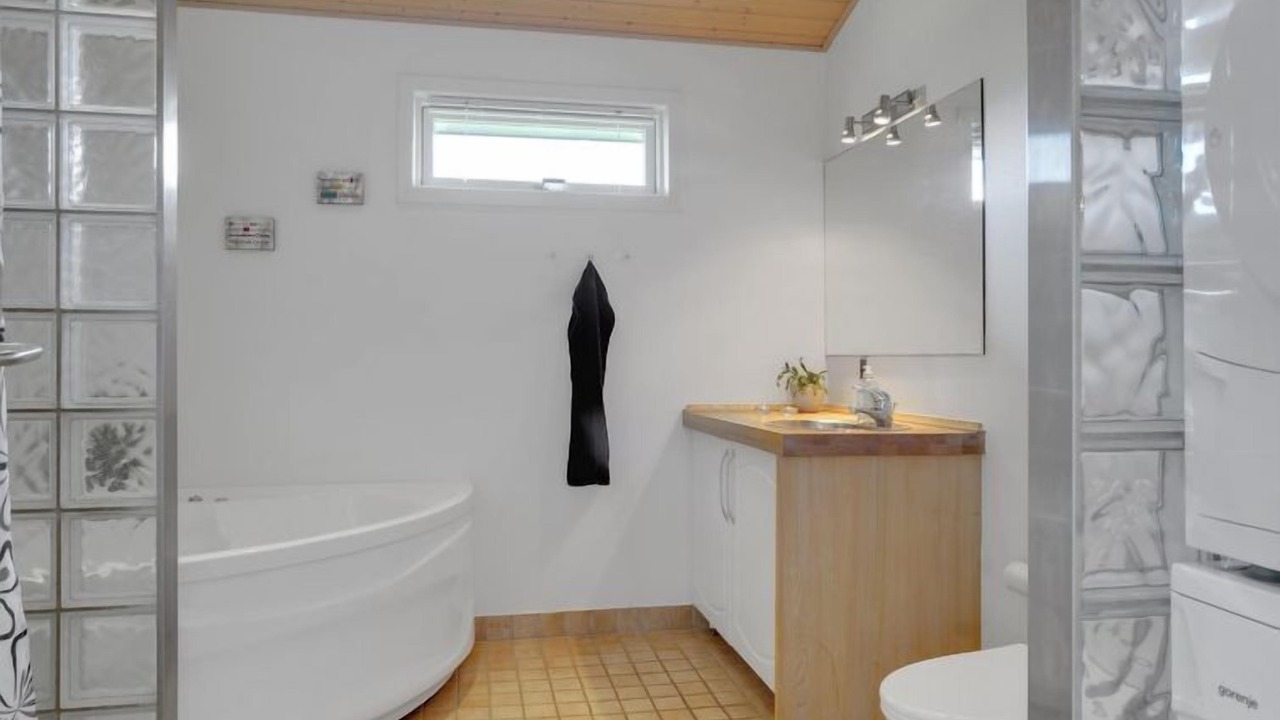 Photo of Others in Hou