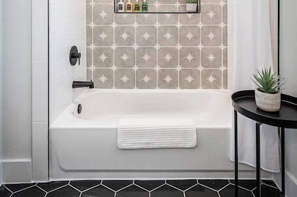 Photo of Bathroom in Montopolis