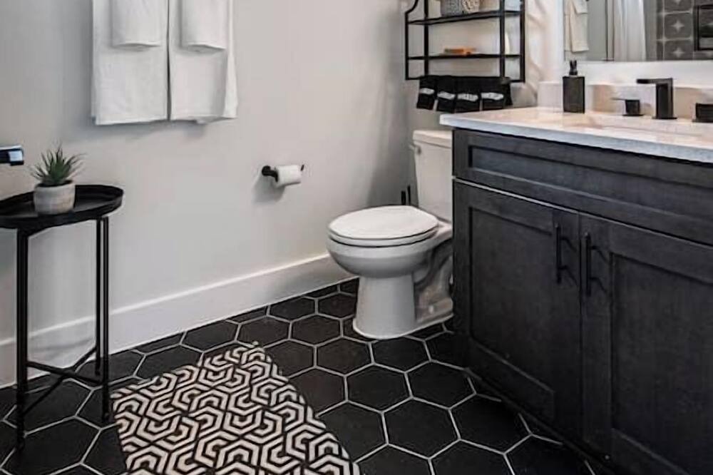 Photo of Bathroom in Montopolis