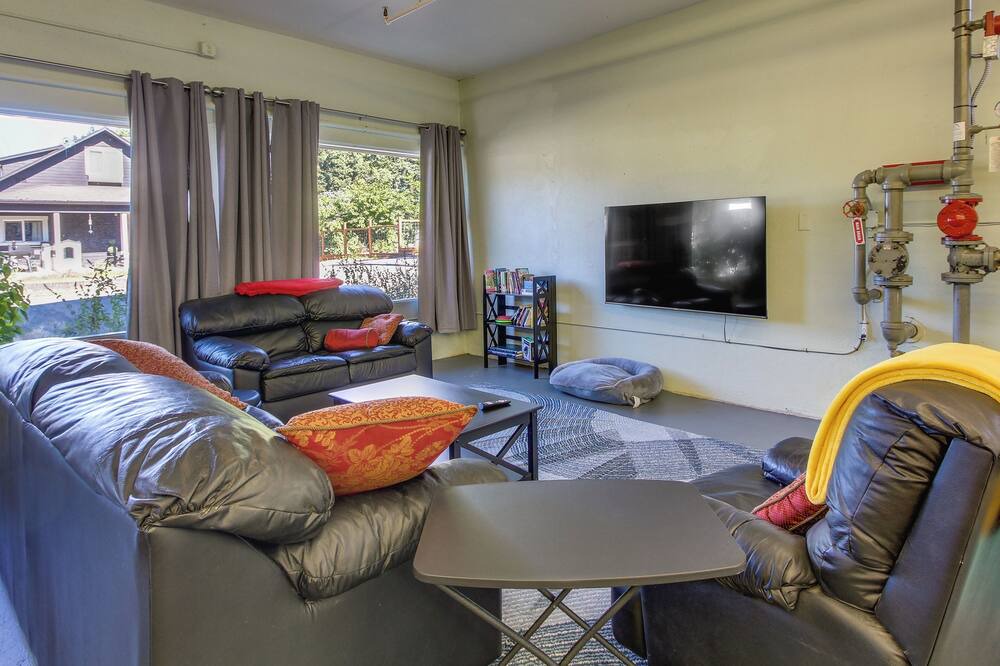 Photo of Livingroom in Oakridge