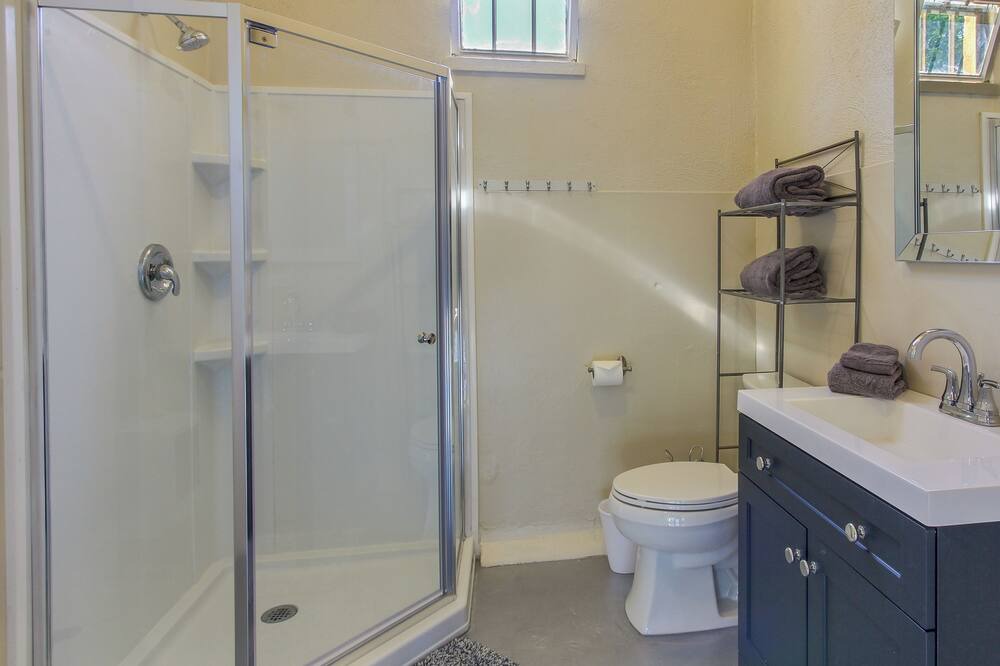 Photo of Bathroom in Oakridge