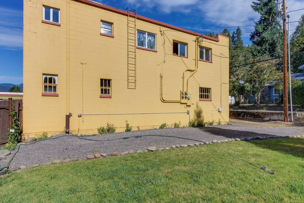 Photo of Outdoor in Oakridge