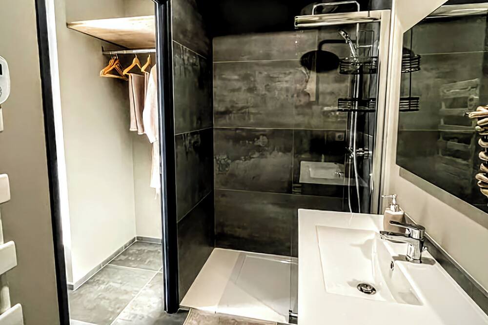 Photo of Bathroom in Sablet