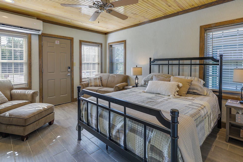 Photo of Bedroom in Neosho
