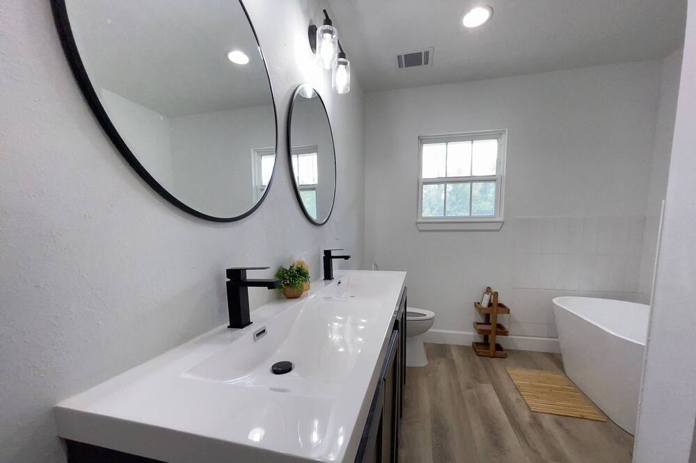 Photo of Bathroom in Alvin
