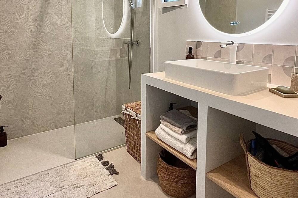 Photo of Bathroom in Les Baux-de-Provence
