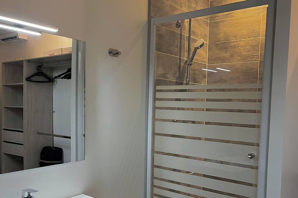 Photo of Bathroom in Anatole France