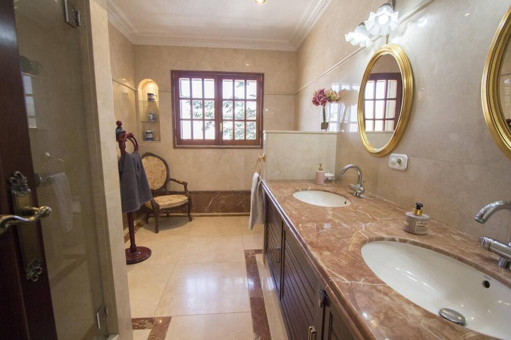 Photo of Bathroom in Alcover
