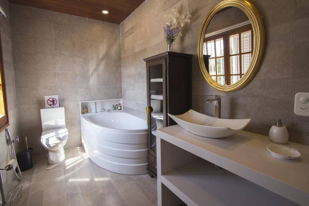 Photo of Bathroom in Alcover