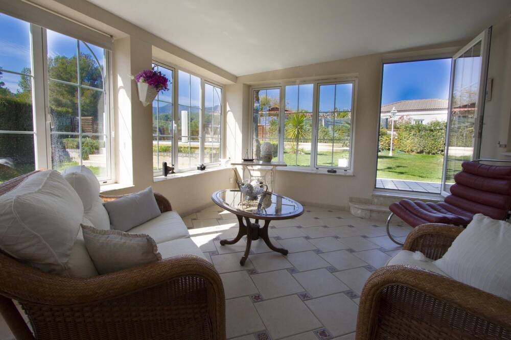 Photo of Livingroom in Alcover