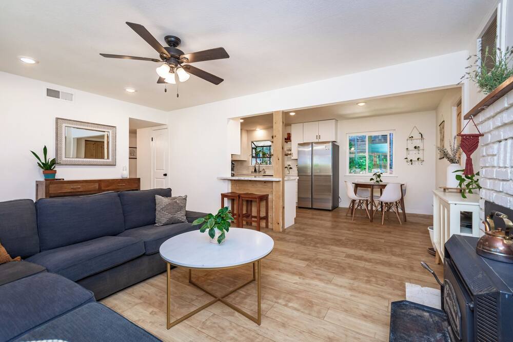 Photo of Livingroom in Apple Hill