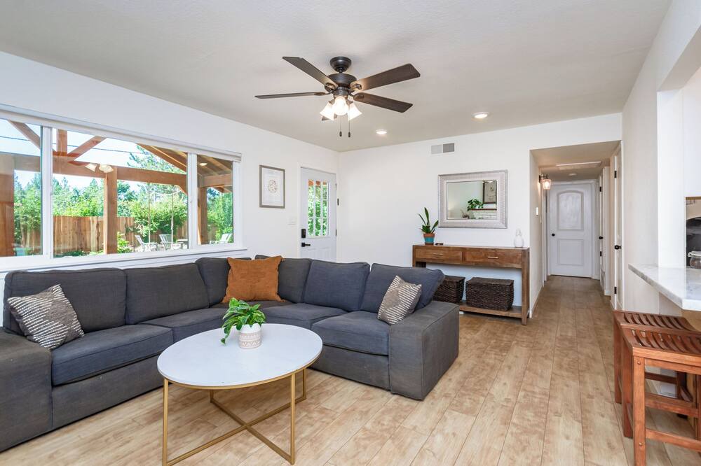 Photo of Livingroom in Apple Hill