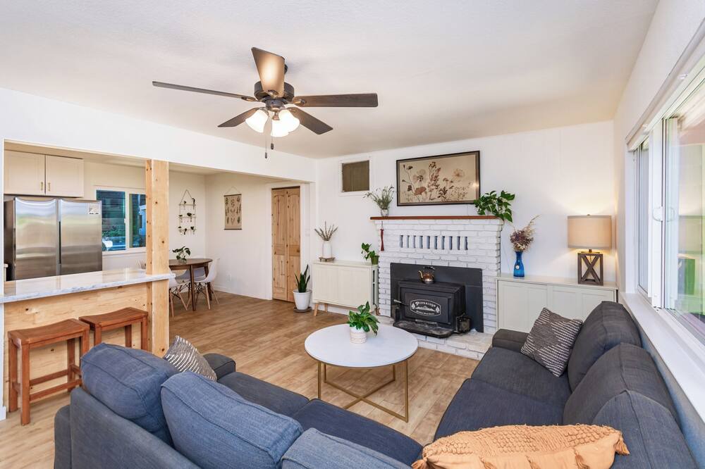 Photo of Livingroom in Apple Hill