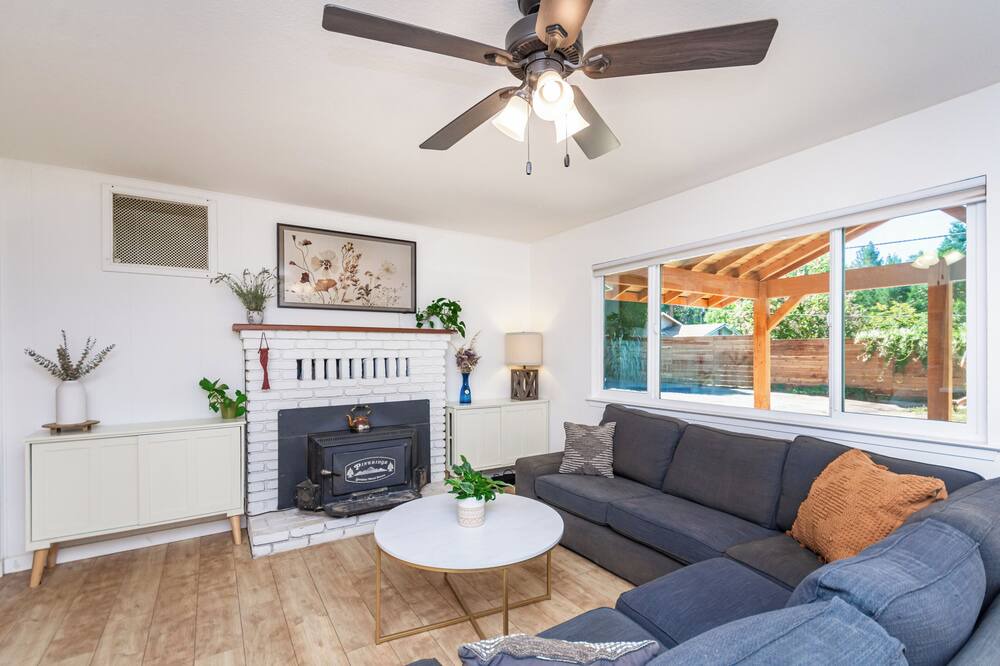 Photo of Livingroom in Apple Hill