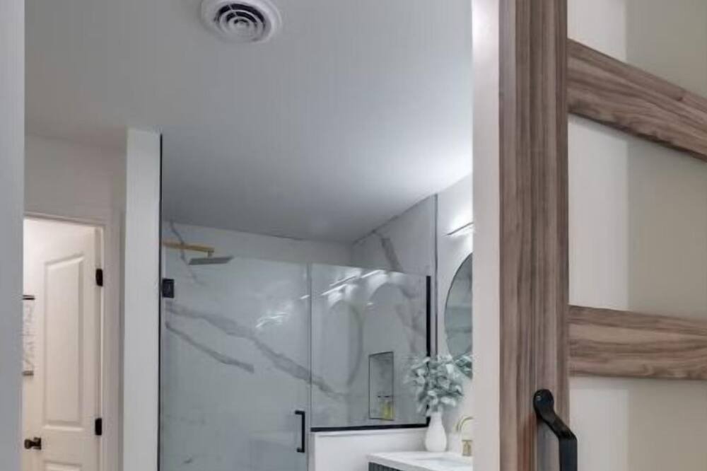 Photo of Bathroom in Hohenwald