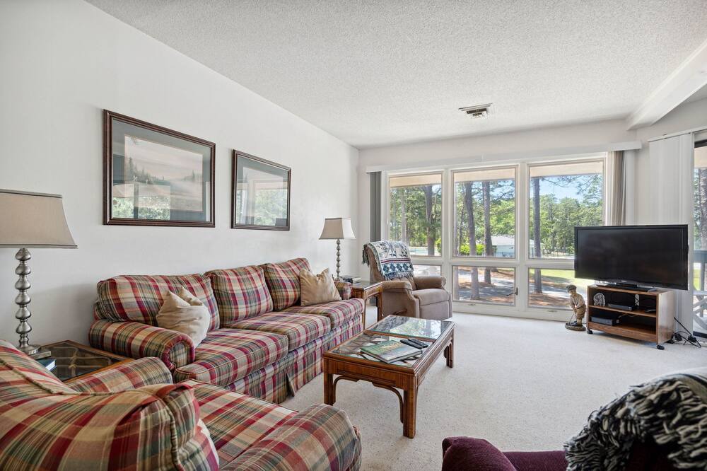 Photo of Livingroom in Foxfire