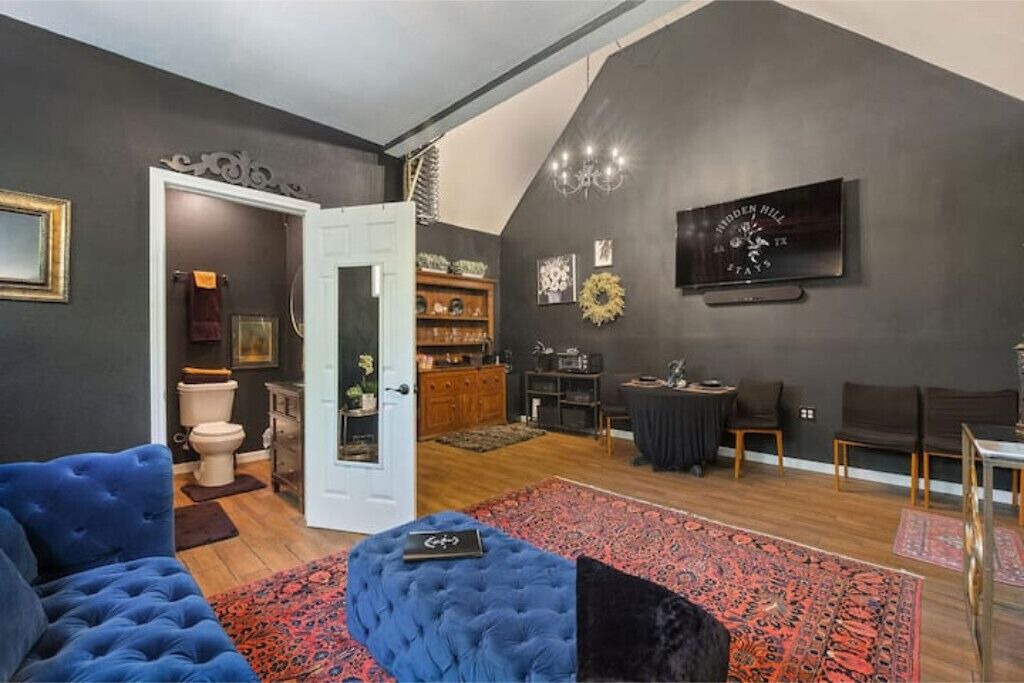 Photo of Livingroom in Far North Central
