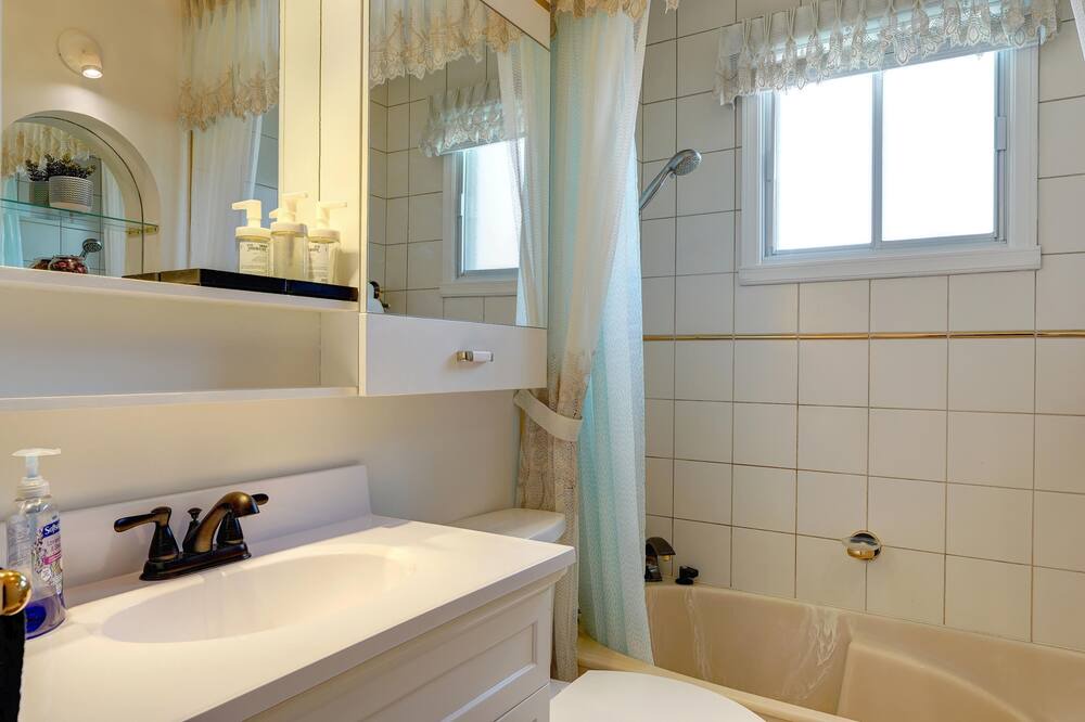 Photo of Bathroom in Laval-des-Rapides