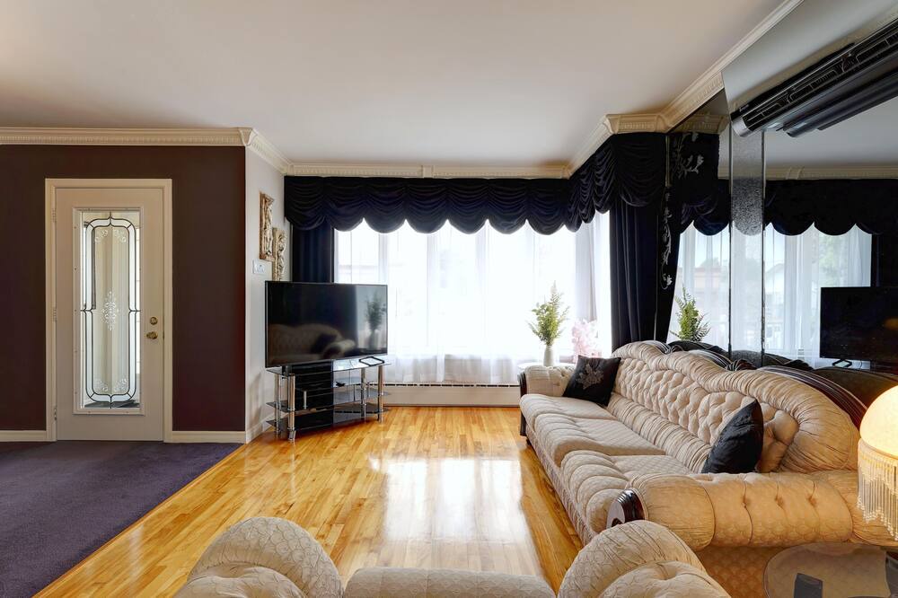 Photo of Livingroom in Laval-des-Rapides