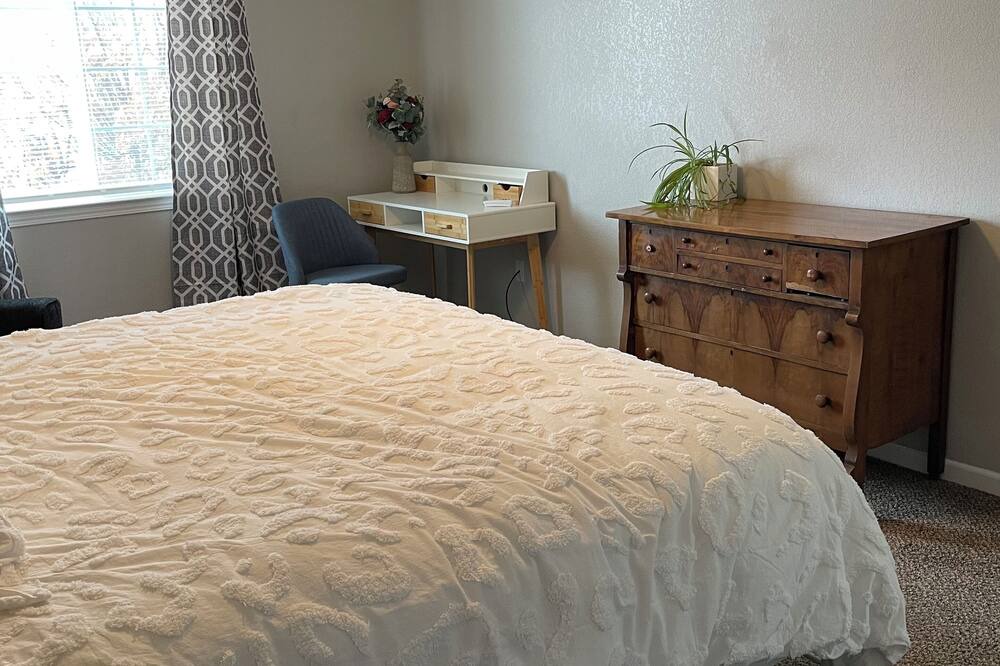 Photo of Bedroom in Klamath Falls