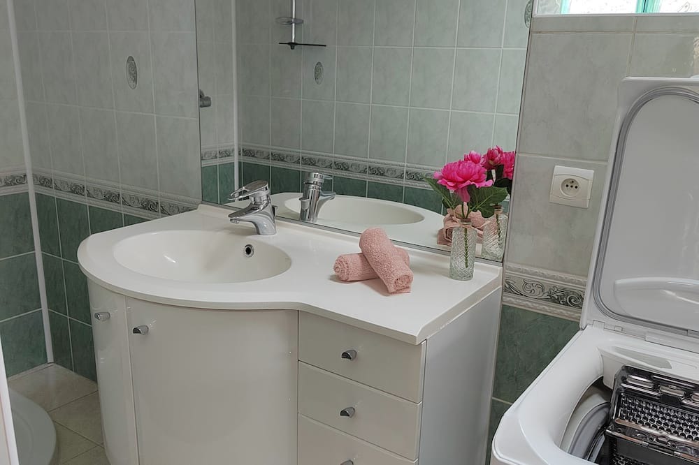 Photo of Bathroom in Saint-Ebremond-de-Bonfosse