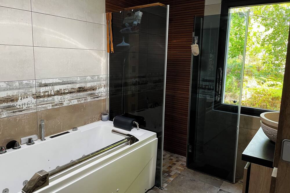 Photo of Bathroom in Parentis-en-Born