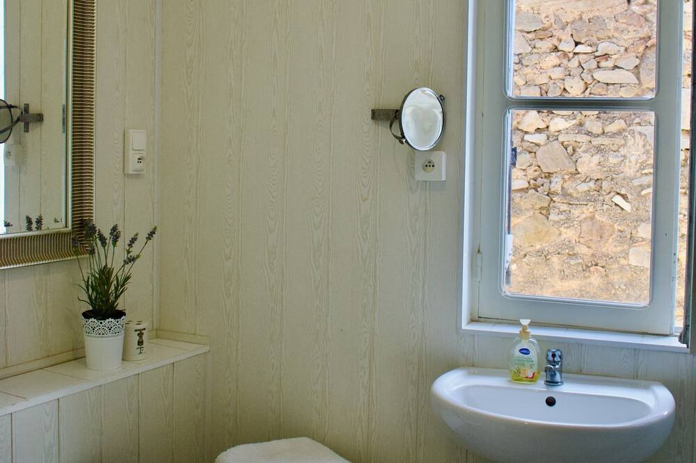 Photo of Bathroom in Olonzac