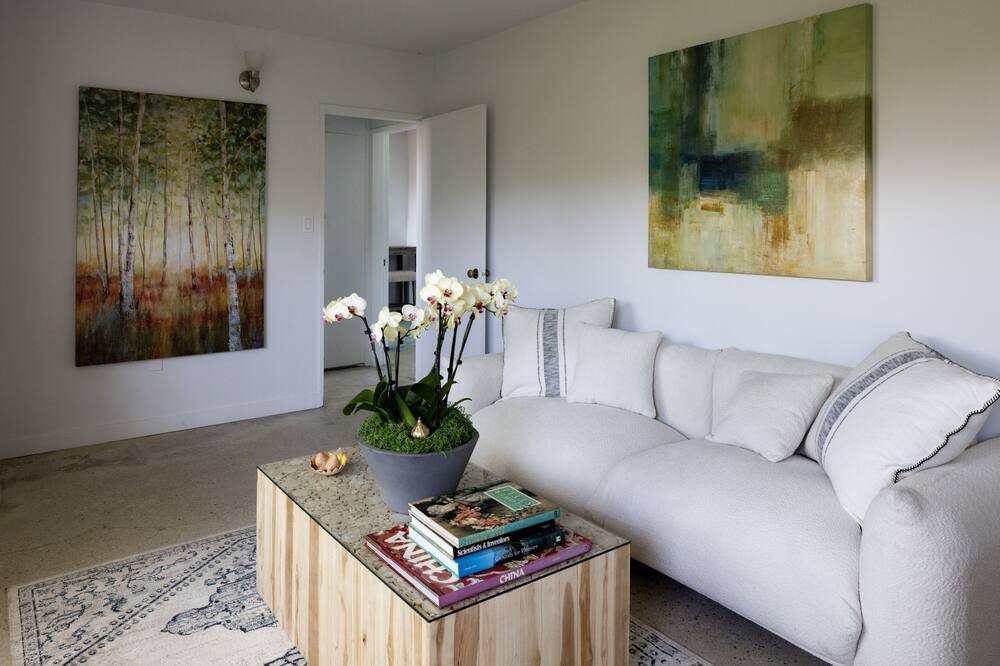 Photo of Livingroom in Beverly Glen